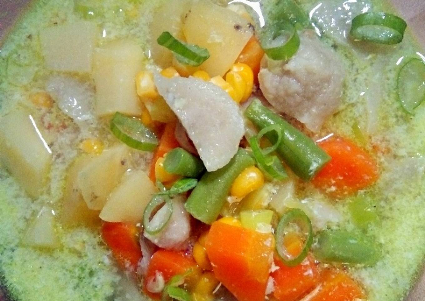 Sup bakso dengan sayuran