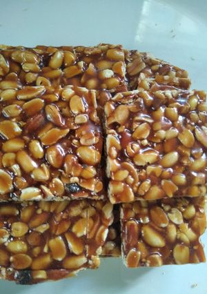 A picture of Shingdana/moongaphali chikki.