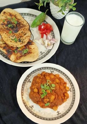 છોલે કુલચા (Chhole Kulcha Recipe In Gujarati) રેસીપી મુખ્ય ફોટો
