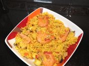 Una foto de paella económica