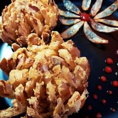 A picture of Blooming Onion.