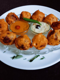 அரைக்கீரை போண்டா(araikeerai bonda recipe in tamil) செய்முறை முக்கிய புகைப்படம்