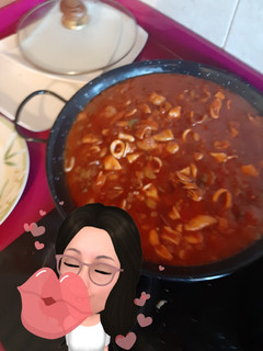 Una foto de Calamares en salsa de tomate y verduras
