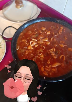 Una foto de Calamares en salsa de tomate y verduras