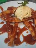 Churros con tofee y helado