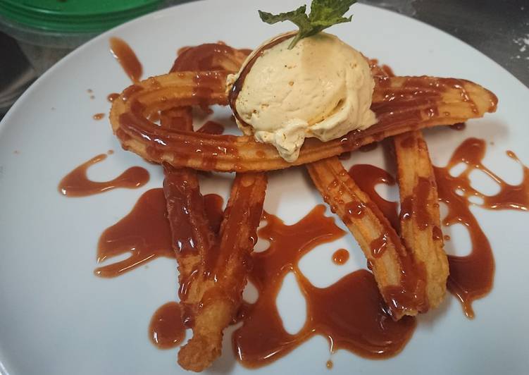 Churros con tofee y helado