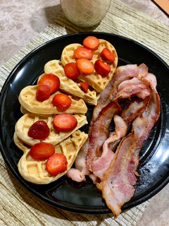 Una foto de Waffles con fresas 🧇 🍓