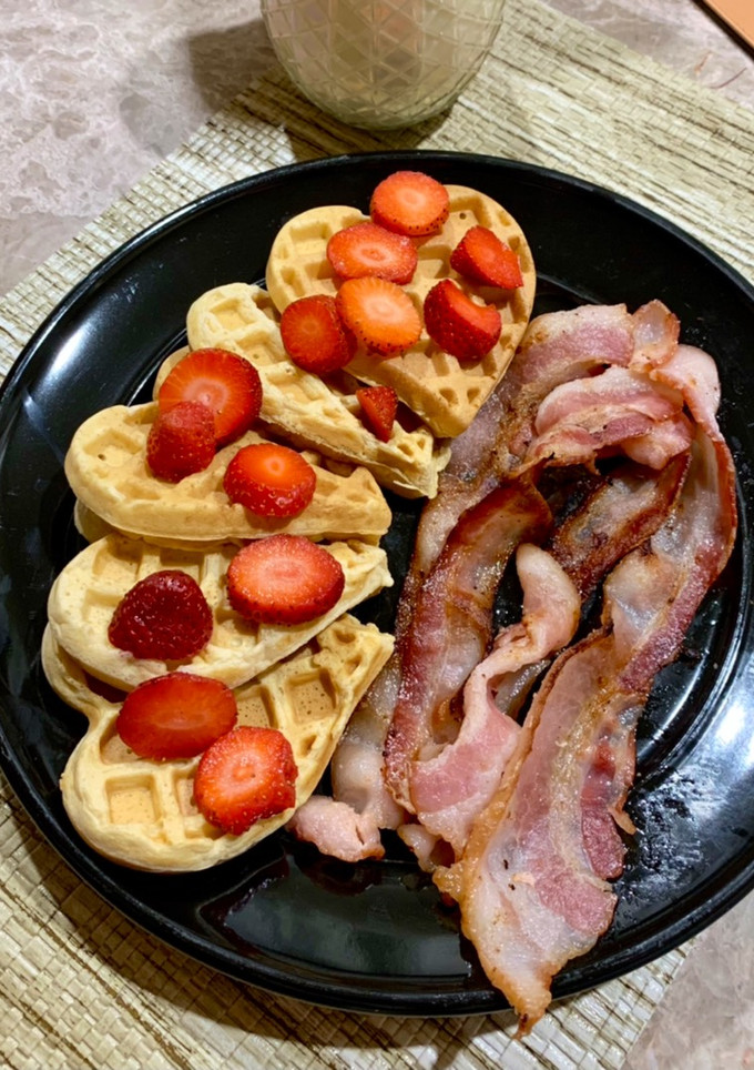 Una foto de Waffles con fresas 🧇 🍓