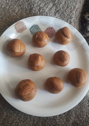 A picture of Besan til laddu gramflour sesame laddoo).