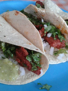 Una foto de Tacos de adobada "estilo enojona" 🌮🌯