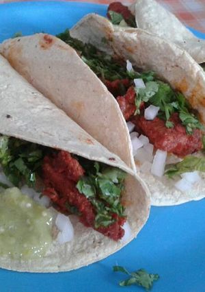 Una foto de Tacos de adobada "estilo enojona" 🌮🌯