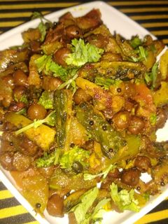 चनें करेले की सब्जी (Chane karele ki sabji recipe in Hindi) रेसिपी मुख्य फोटो
