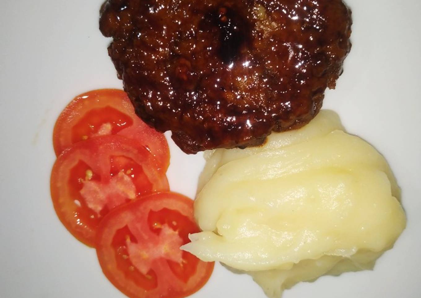 Beef Patties Burger with mashed Potatoes MUDAH