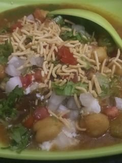 छोले आलू टिक्की चाट (chole aloo tikki chaat recipe in Hindi) रेसिपी मुख्य फोटो