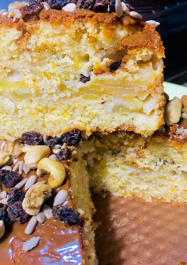 Una foto de TORTA RELLENA DE 🍎MANZANAS 🍎 Y 🍇PASAS DE UVA🍇