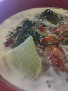 Una foto de Sopa Toscana 🍲con chayote / low carb