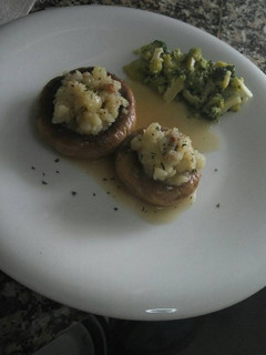 Una foto de Champiñones rellenos de patata con brócoli