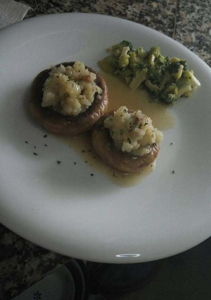 Una foto de Champiñones rellenos de patata con brócoli