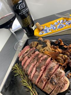 Una foto de Magret de Pato con setas y crema de castañas