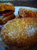 Mini sándwiches de torrijas rellenas con jamón serrano