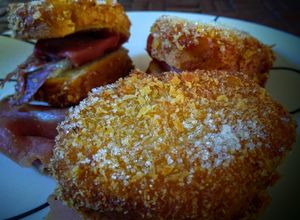 Una foto de Mini sándwiches de torrijas rellenas con jamón serrano