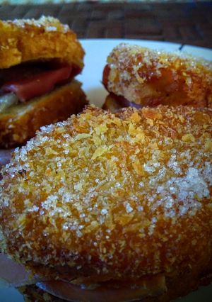 Una foto de Mini sándwiches de torrijas rellenas con jamón serrano