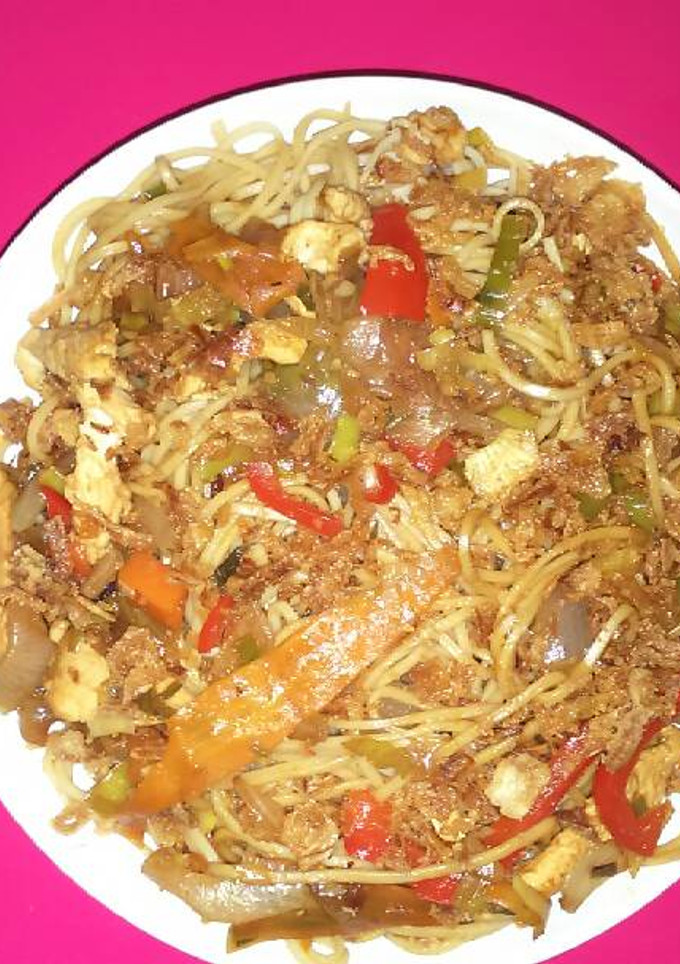 Una foto de Espaghetis chinos con pollo