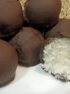 Una foto de Bolitas de coco cubiertas de chocolate