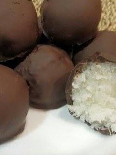 Una foto de Bolitas de coco cubiertas de chocolate