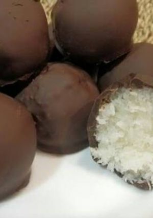 Una foto de Bolitas de coco cubiertas de chocolate