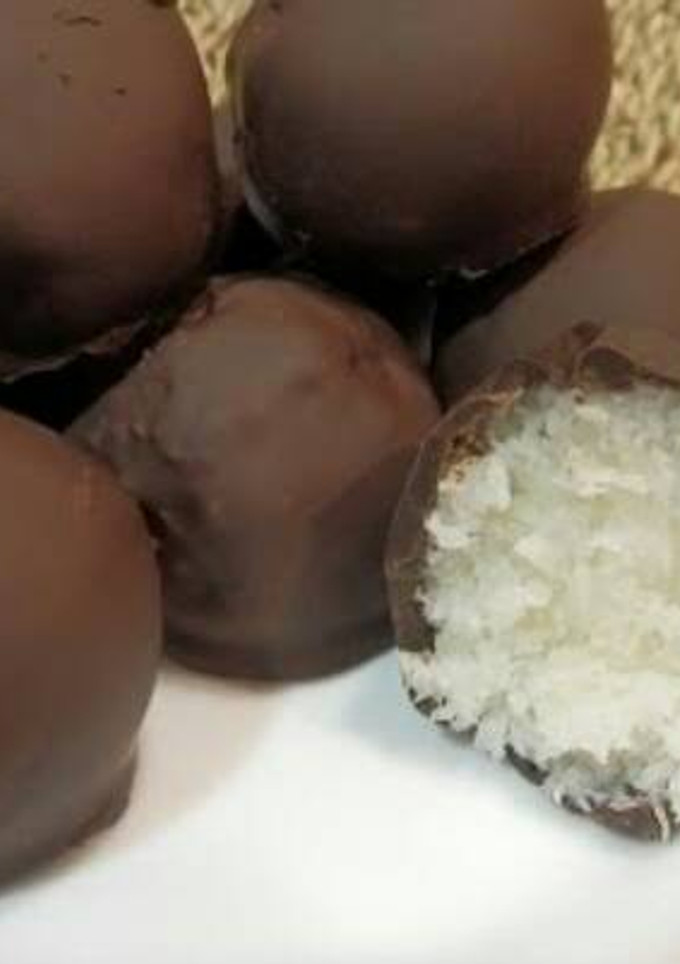 Una foto de Bolitas de coco cubiertas de chocolate