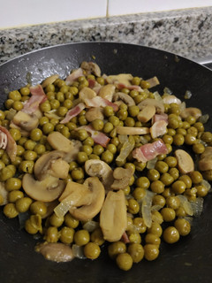 Una foto de 🥣 Salteado de guisantes y champiñones