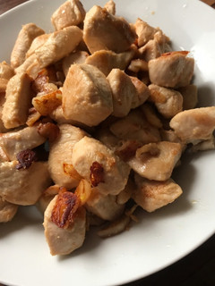 Una foto de • Pollo al ajillo •