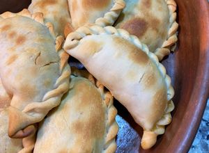 Una foto de Empanadas de bondiola braseada a la cerveza rubia