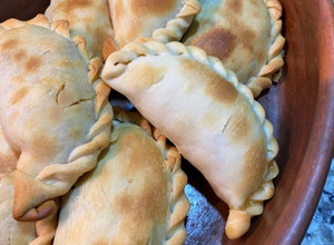 Una foto de Empanadas de bondiola braseada a la cerveza rubia