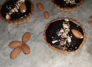 صورة لوصفة 🥧 تارتولات بالكراميل و قناش الشوكولا 🥧