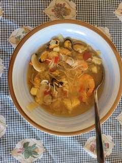 Una foto de Sopa de pescado y marisco