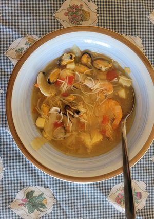 Una foto de Sopa de pescado y marisco