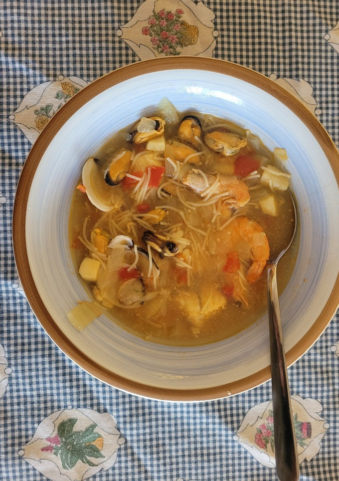 Una foto de Sopa de pescado y marisco