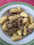 Gnocchi con crema di stracchino, salsiccia e noci