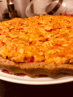 Una foto de Tarta de pollo de ayer con masa integral...... riquísima y además económica!