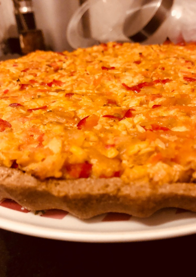 Una foto de Tarta de pollo de ayer con masa integral...... riquísima y además económica!