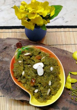 हरी मूंग दाल का हलवा (hari moong dal ka halwa recipe in Hindi) रेसिपी मुख्य फोटो
