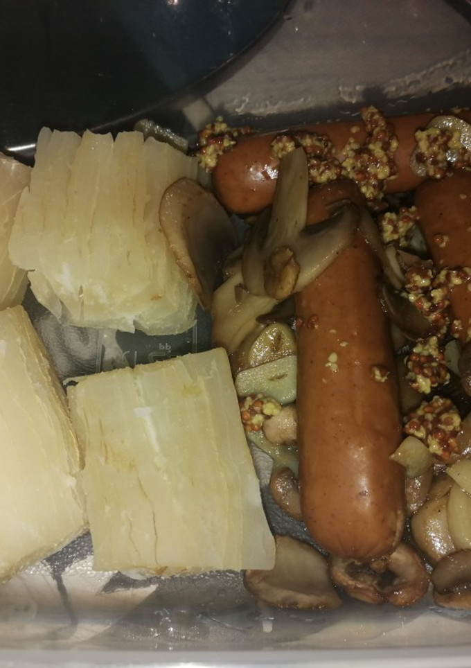 Una foto de Salchichas de soja & champis al ajillo con yuca de guarnición