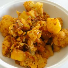 A picture of Potatoes n Cauliflower.