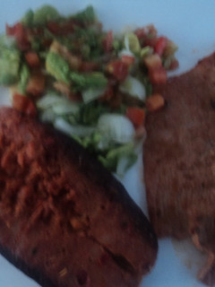 Una foto de Carne adobada a lo fácil tipo de rancho con guacamole a la cerveza con menta