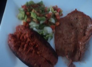 Una foto de Carne adobada a lo fácil tipo de rancho con guacamole a la cerveza con menta