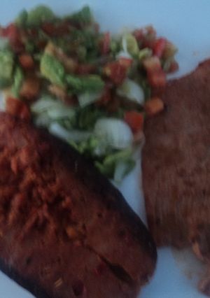 Una foto de Carne adobada a lo fácil tipo de rancho con guacamole a la cerveza con menta