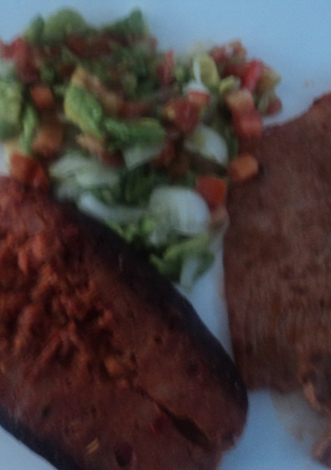 Una foto de Carne adobada a lo fácil tipo de rancho con guacamole a la cerveza con menta