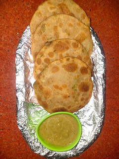 मटर की पूरी (matar ki poori recipe in Hindi) रेसिपी मुख्य फोटो
